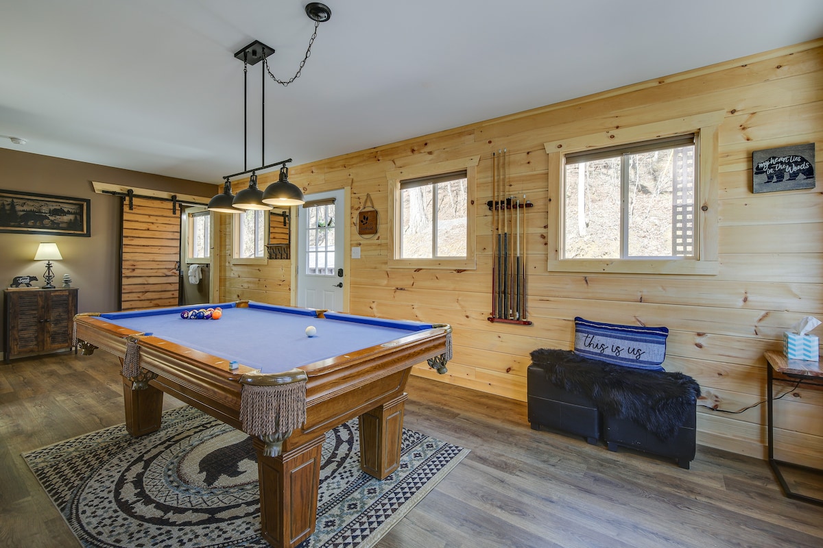 Cozy Tennessee Cabin w/ Hot Tub & Pool Table!