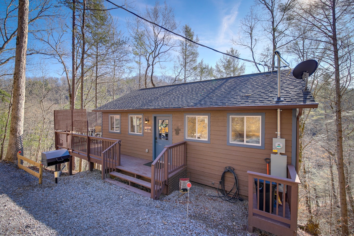 Cozy Tennessee Cabin w/ Hot Tub & Pool Table!