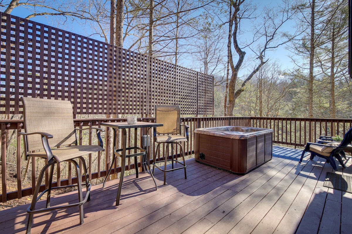 Cozy Tennessee Cabin w/ Hot Tub & Pool Table!