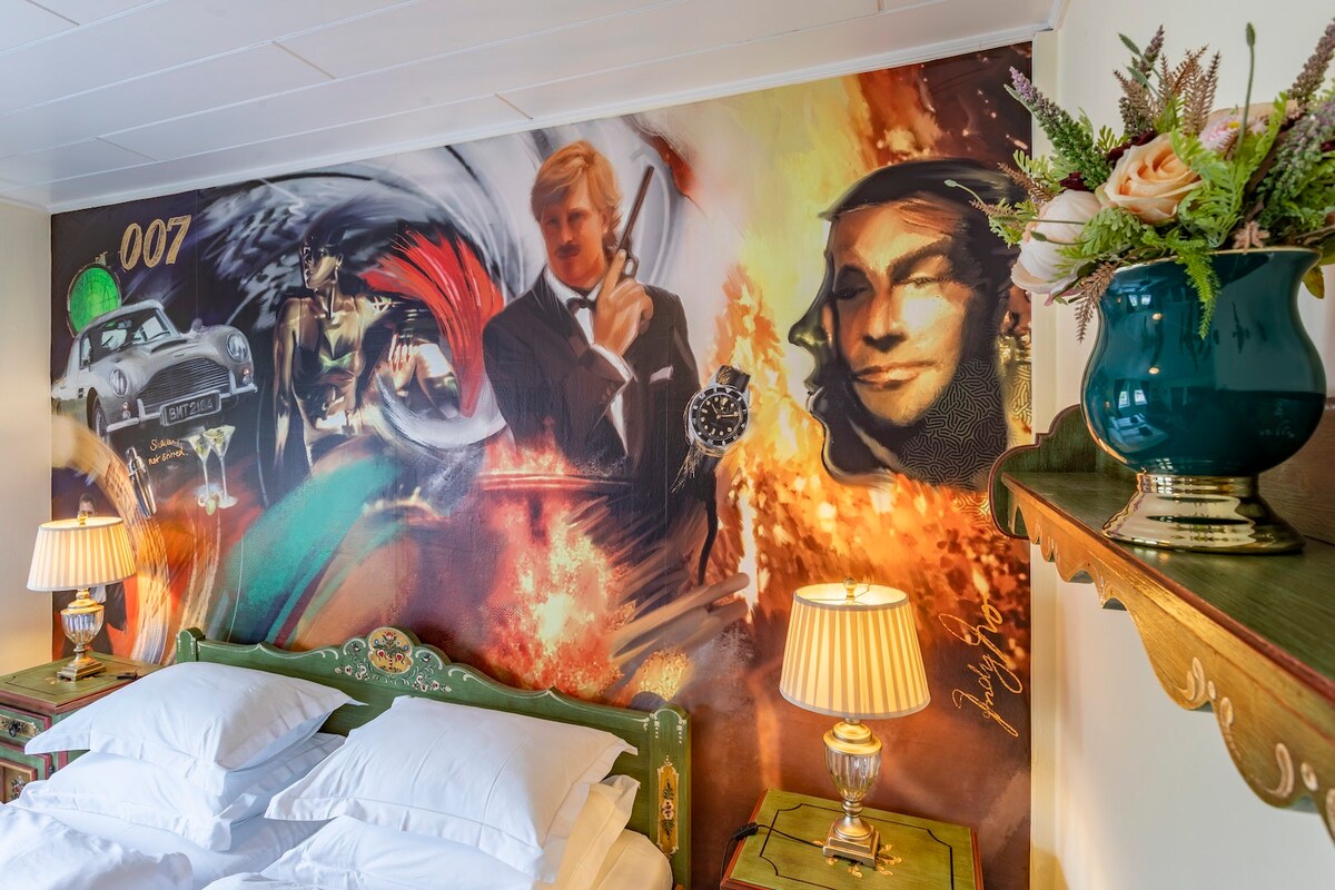 No. 11 James Bond Room