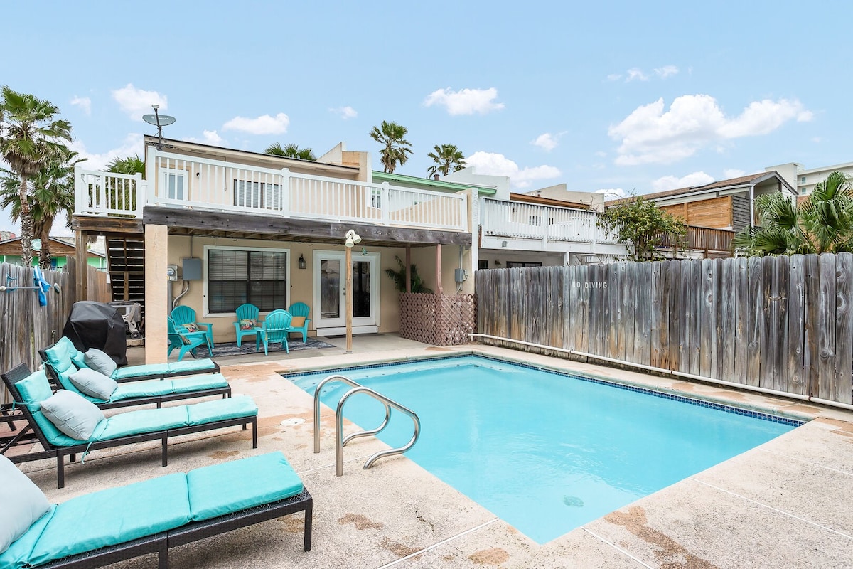 Beautiful 3 bedroom/2 bathroom townhome with a Private Pool! Beach access less than a block away. Dog friendly!