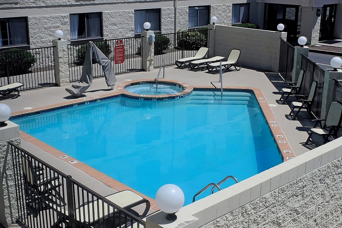 Comfort and Convenience! Outdoor Pool, Parking