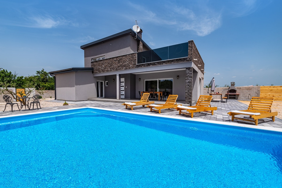 Modern Villa Grigia with pool