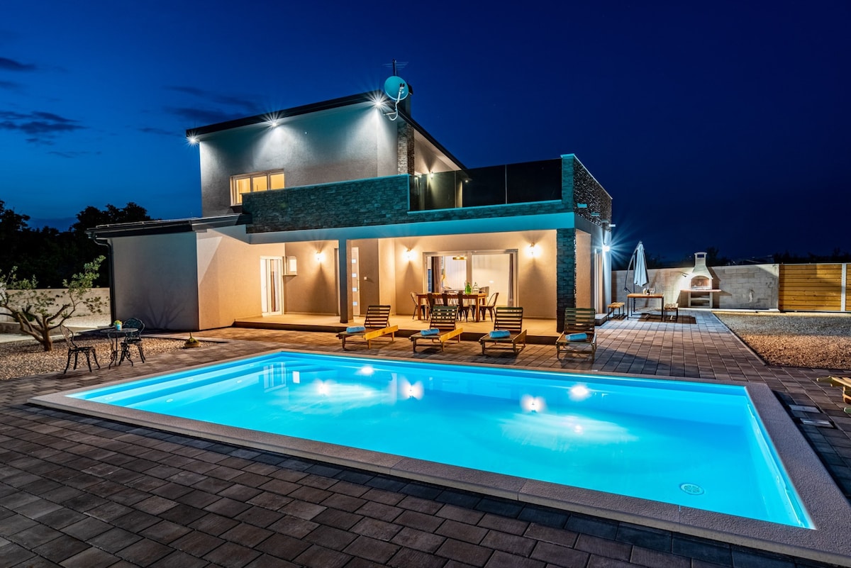 Modern Villa Grigia with pool