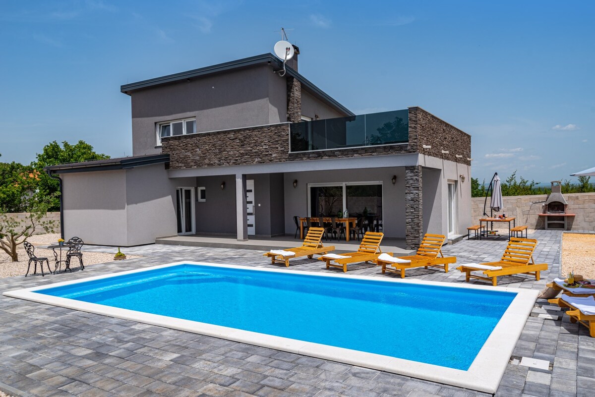 Modern Villa Grigia with pool