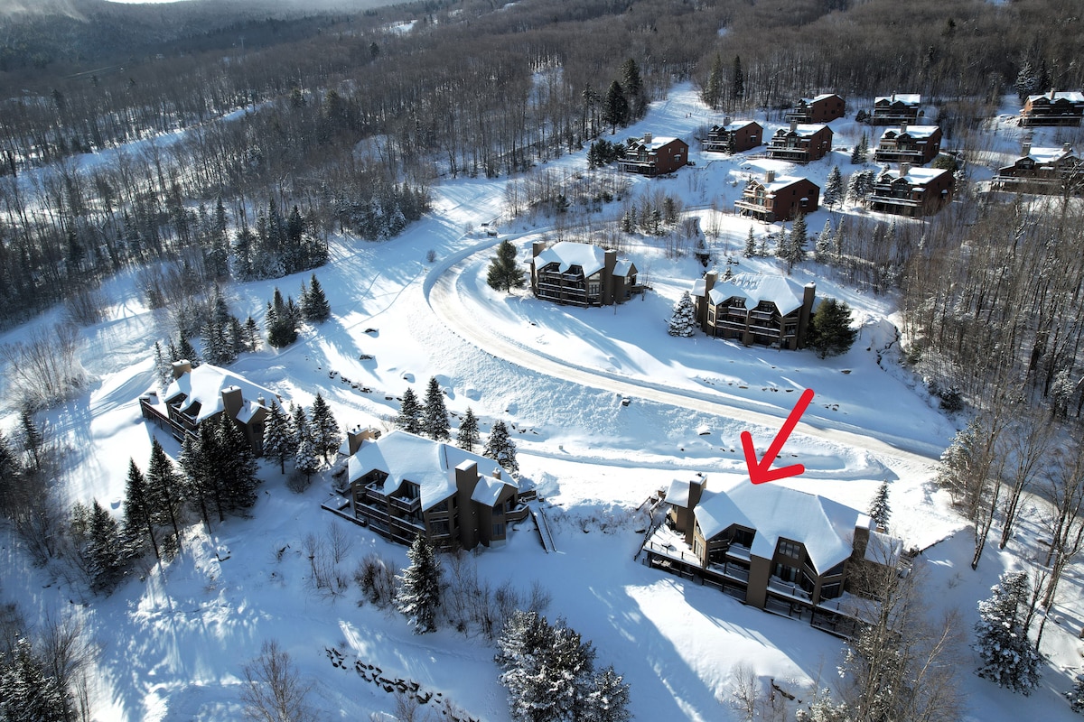 C14 ski-in ski-out, private hot tub,MVG  pool/gym!