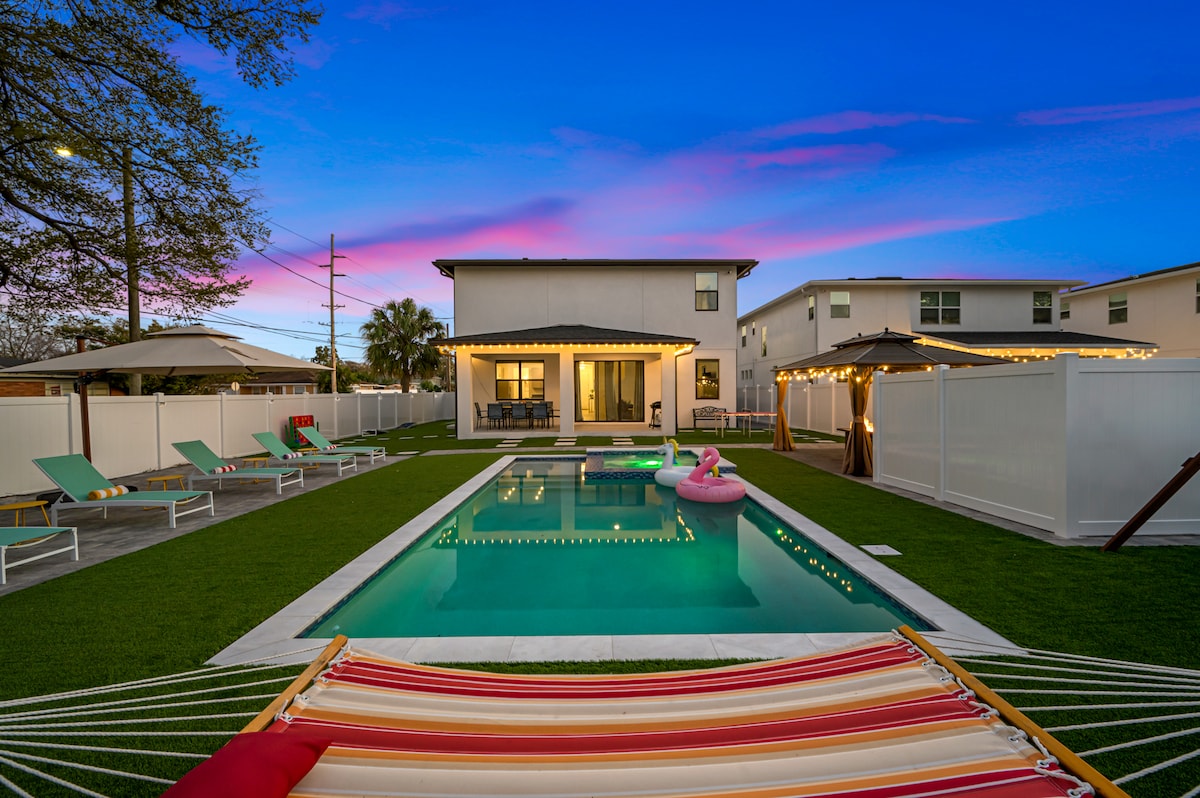 Luxury Modern Villa w/ Pool, Jacuzzi & Amenities!