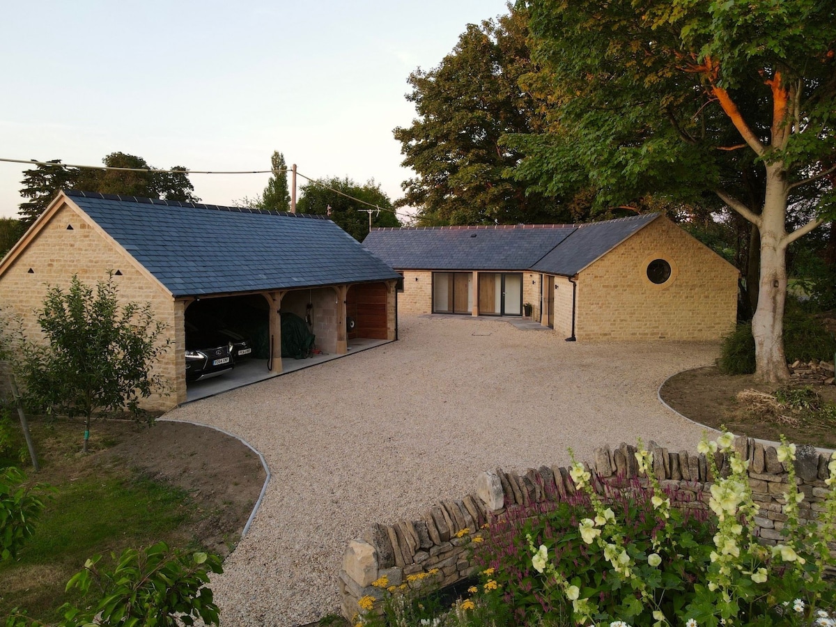 Stylishly Cotswold holiday barn -Corner House Barn