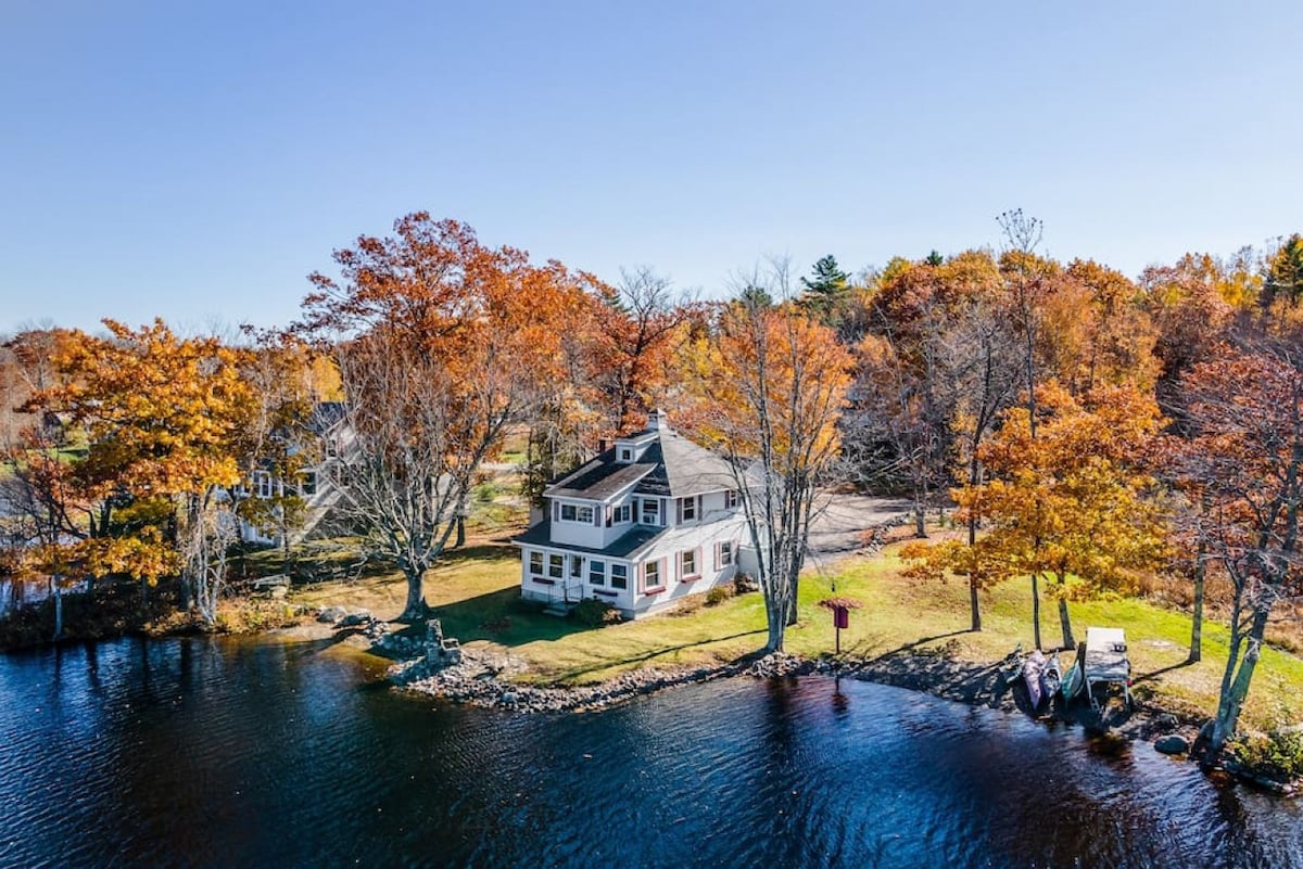 Lakefront 4BD on Pushaw Lake