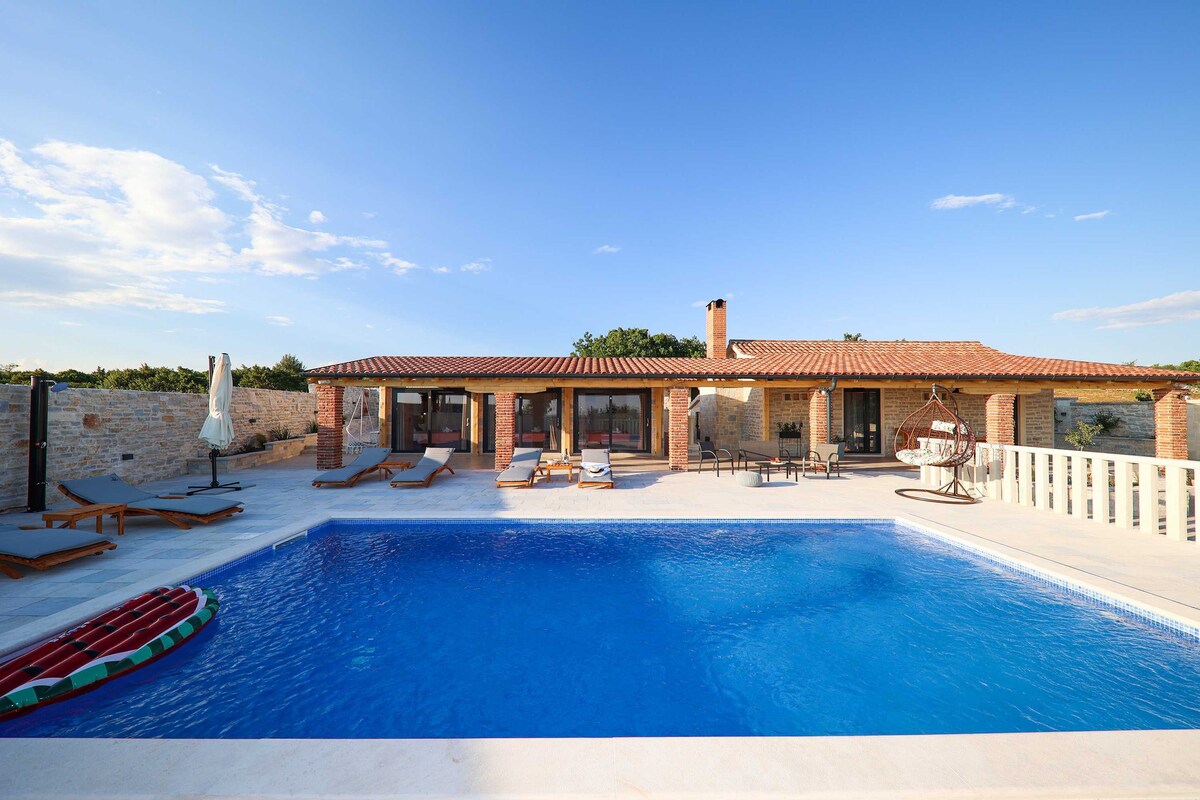 Villa Bukovica with private heated swimming pool