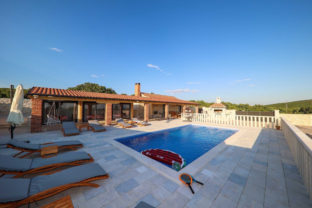 Villa Bukovica with private heated swimming pool