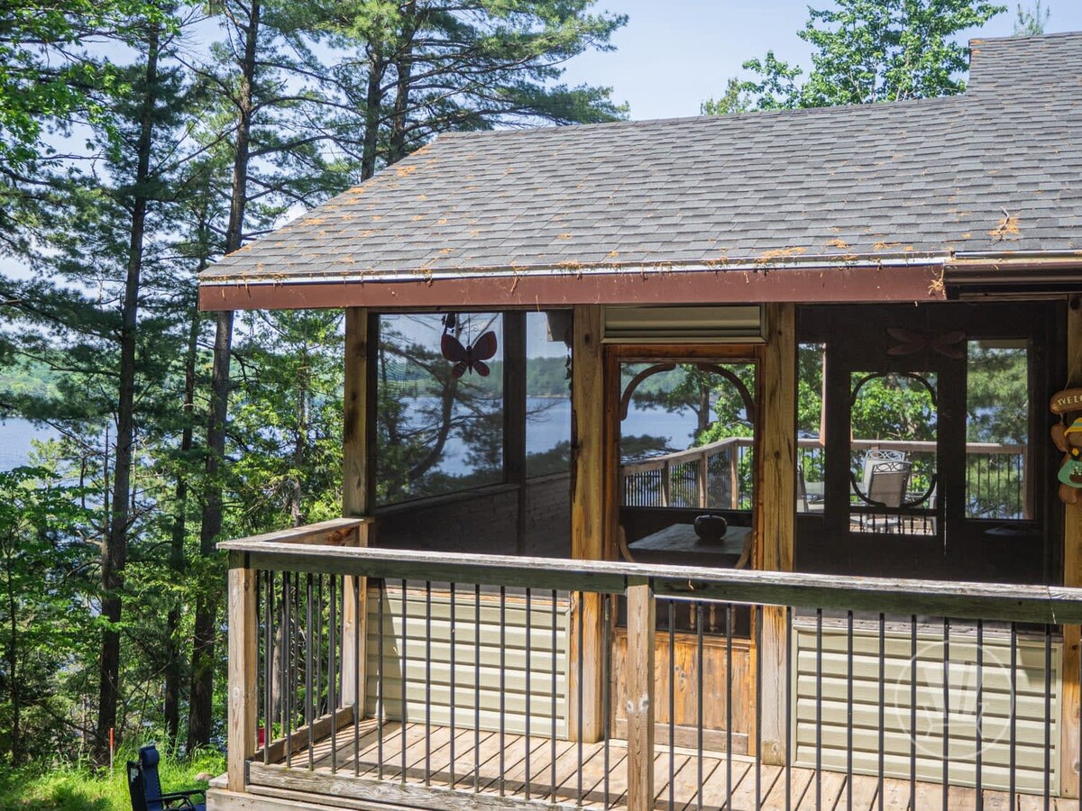 Spacious Three Mile Lake Cottage, FirePit, 2 Docks