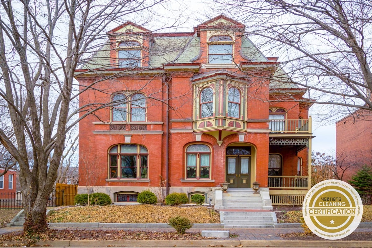 5BR/4.5BA Victorian Lafayette Manor / ABODEbucks