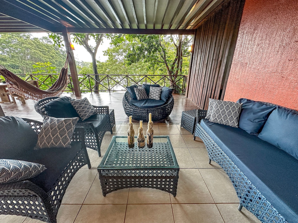 Loft de frente para lago no melhor condomínio de G