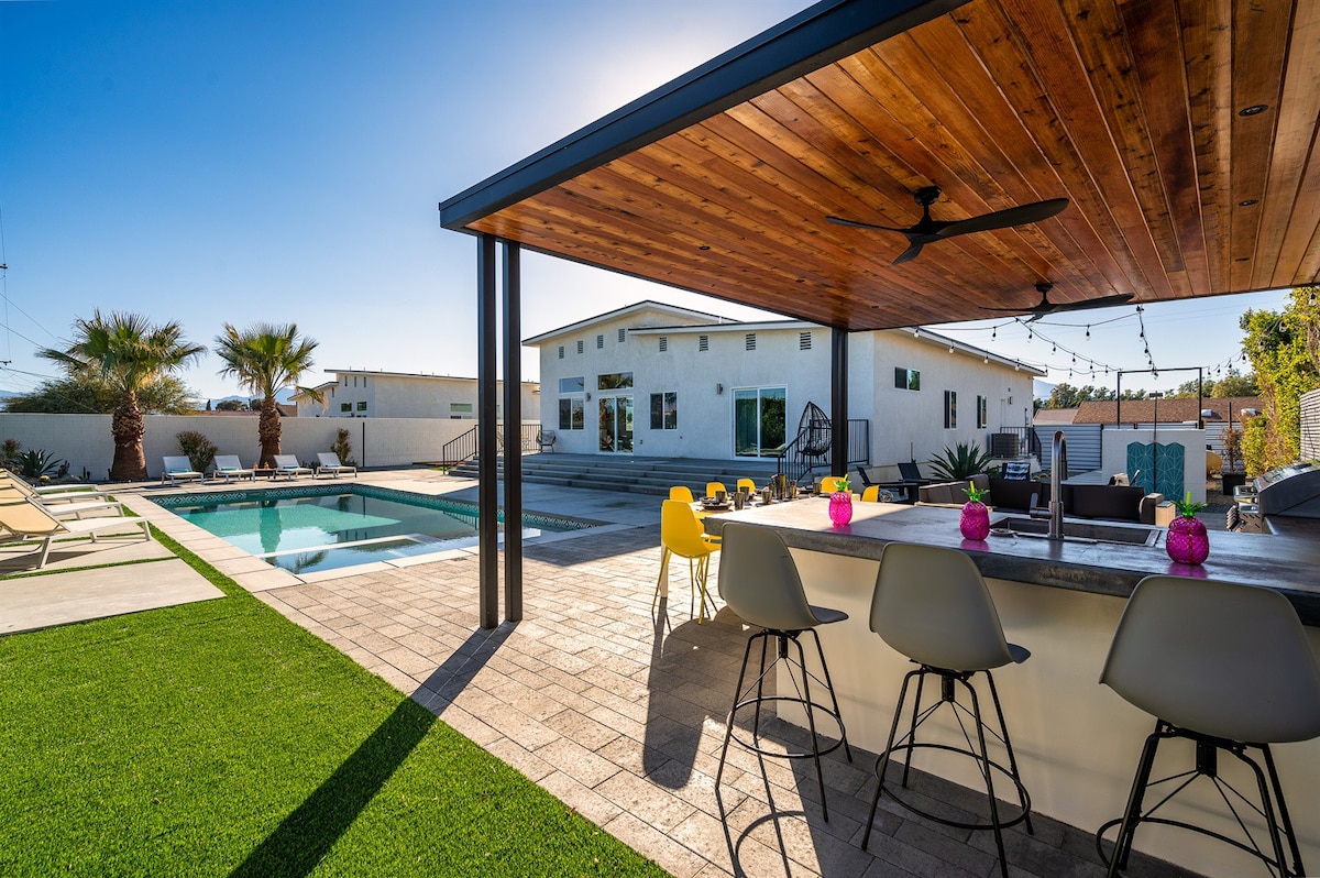 NEW* Modern 4Bed 2 Kings| Hot Tub & Pool| EV