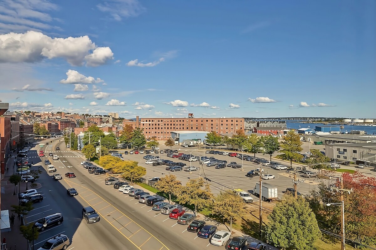 Downtown Find! Tech-forward Unit with Water Views