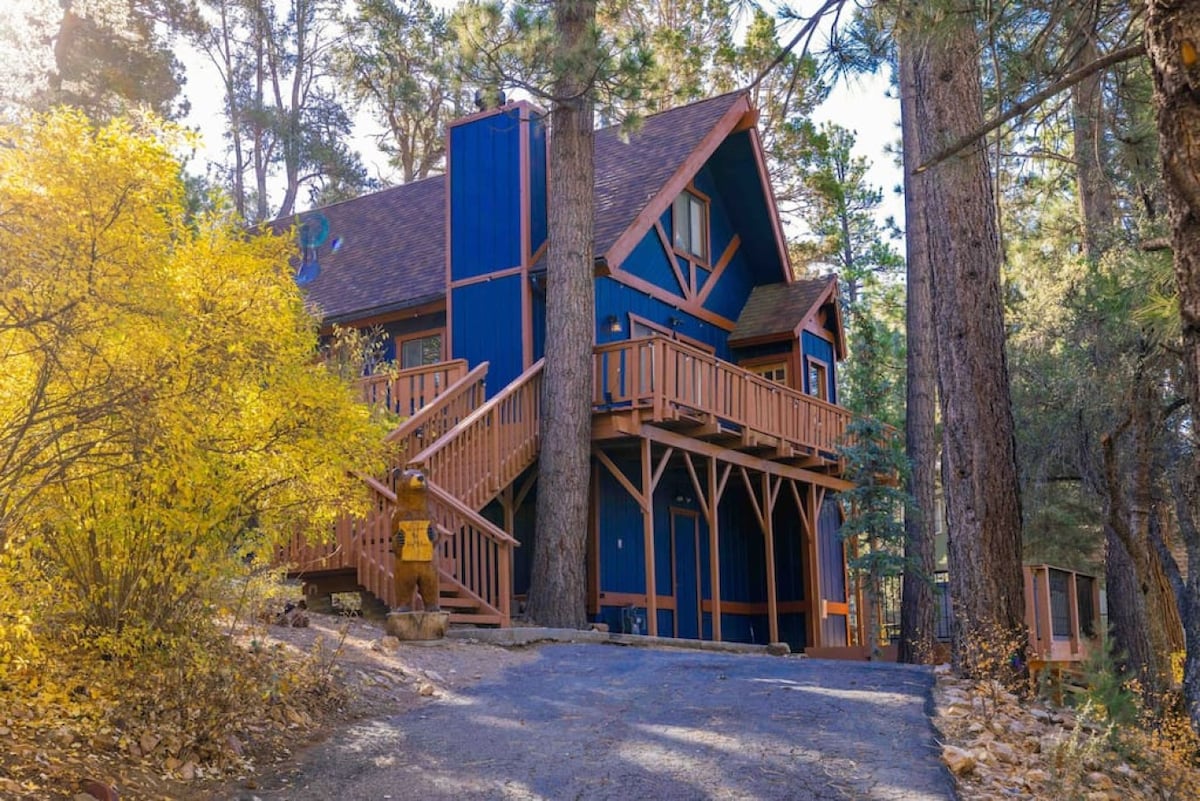 Big Blue: Luxury, Dog Friendly Cabin with Spa!