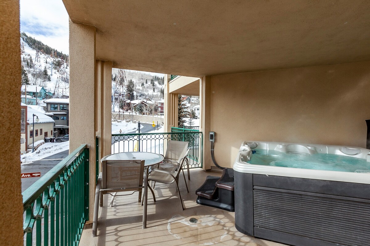 Main Street Ski In Ski Out Condo - Private Hot Tub