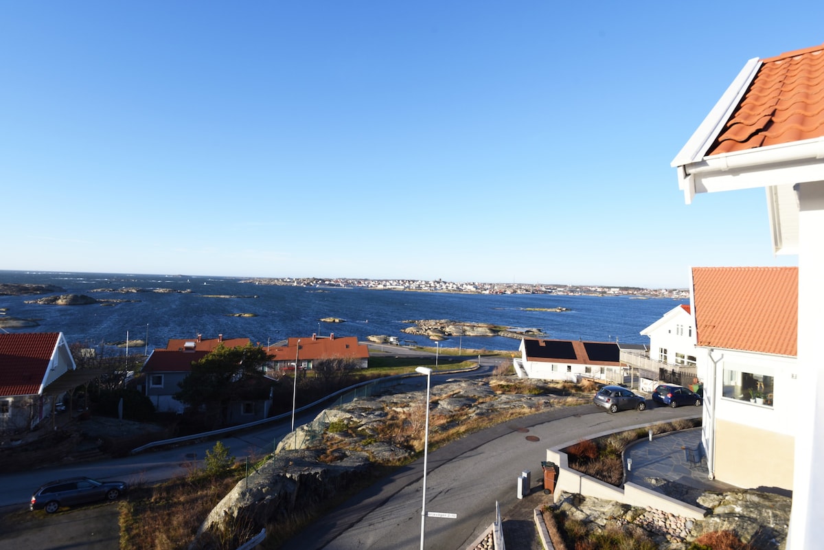 Architect-designed villa with sea view on Fotö | S