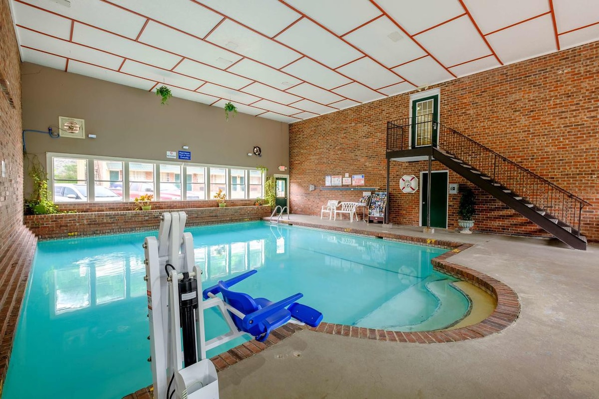 Comfort and Convenience! Pets Allowed, Pool
