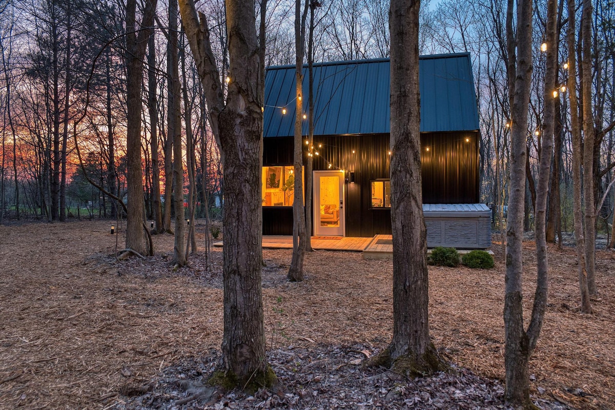 Scandinavian Escape/ Hot Tub/ EV Charger/ Secluded