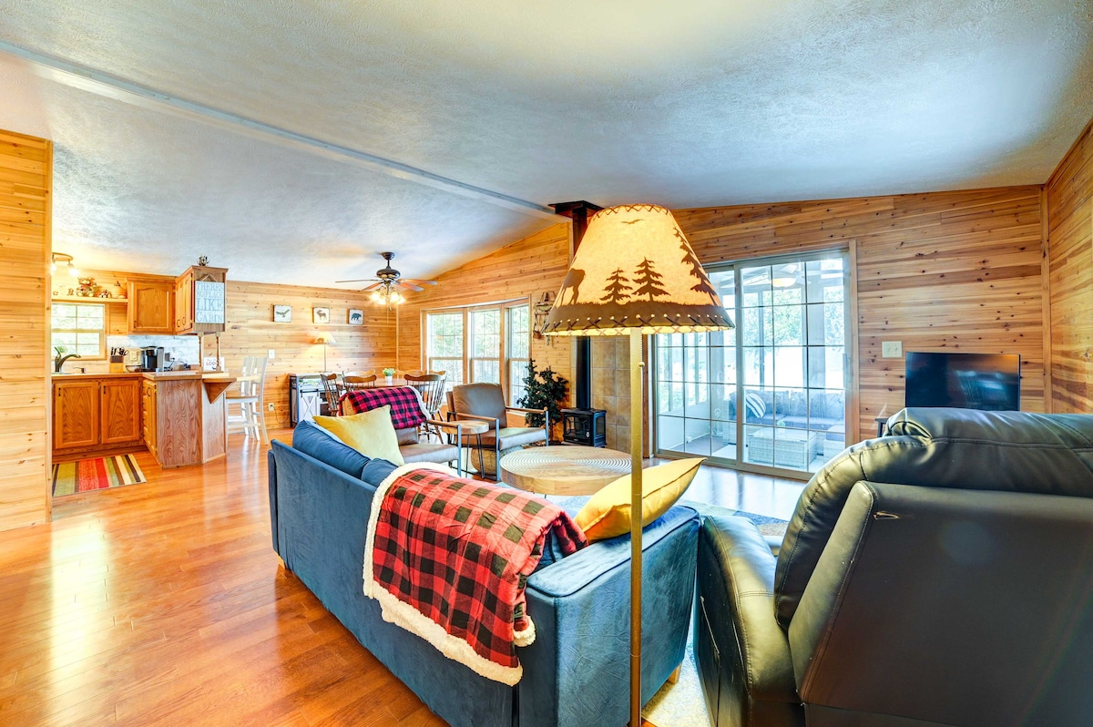 Family-Friendly Ocqueoc Cabin on Lake Huron!