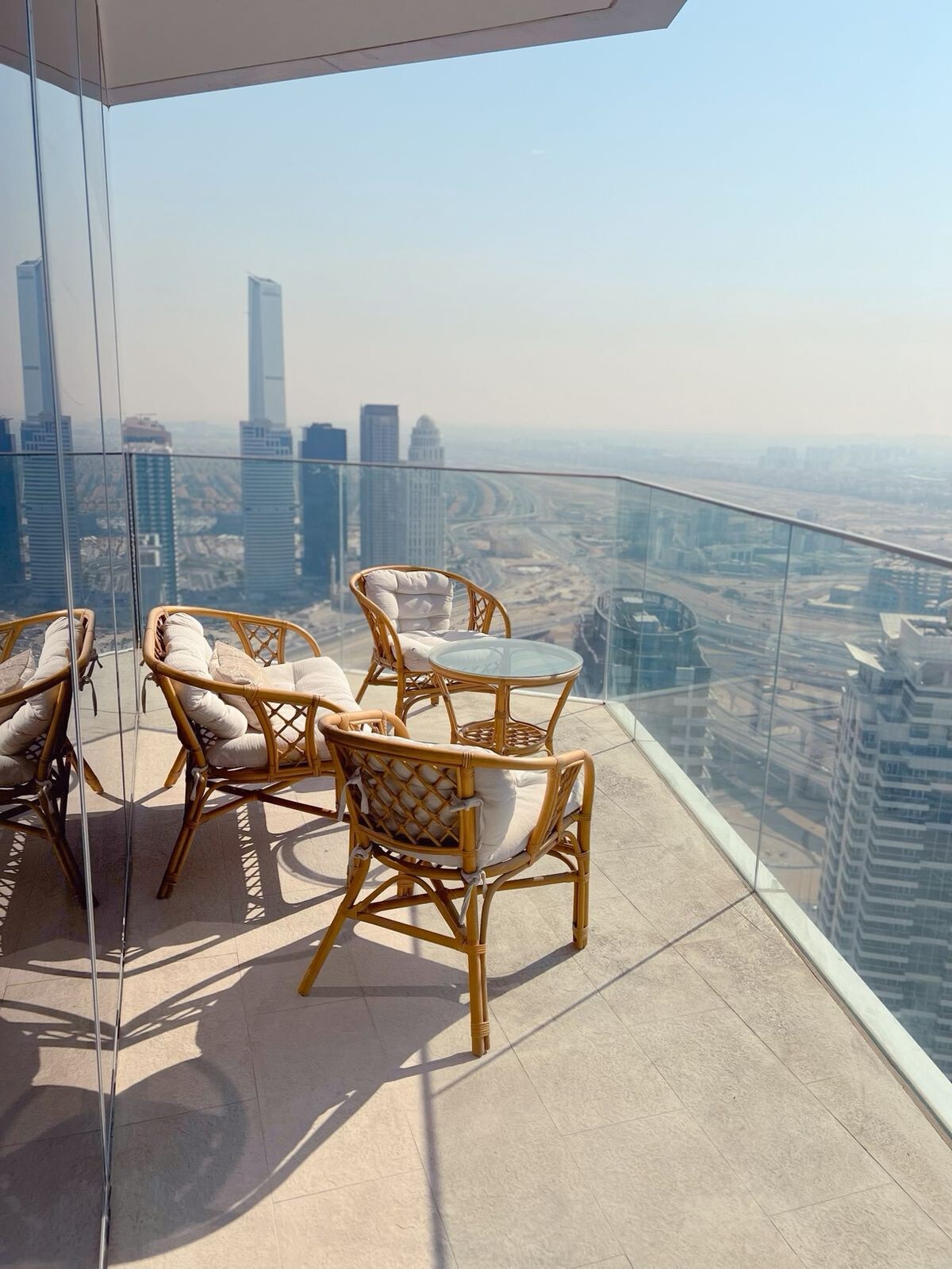 Stunning Skyline Views: Luxurious Apt on Top Floor