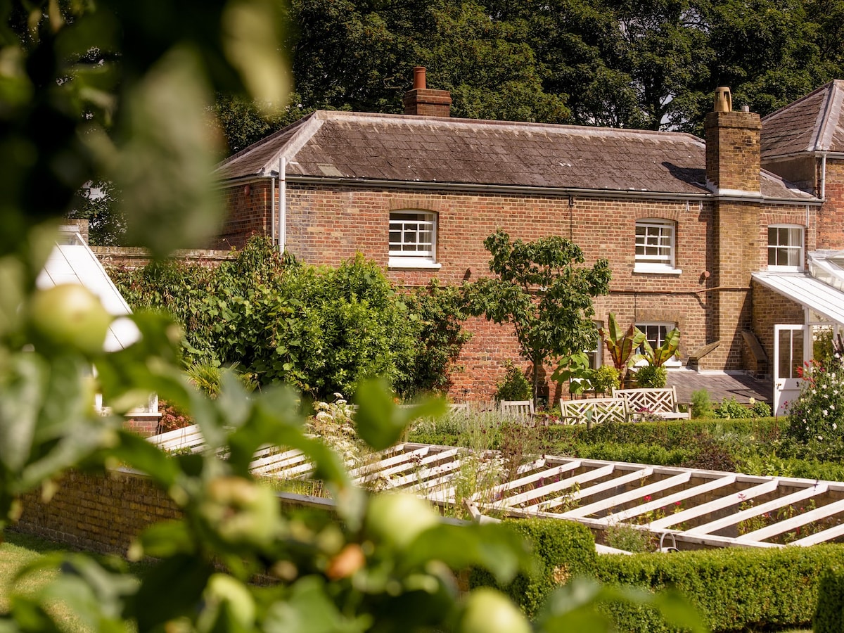 Garden Cottage, Walmer Castle and Gardens