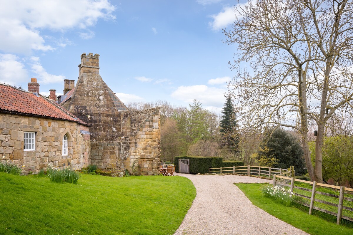 Prior's Lodge, Mount Grace Priory