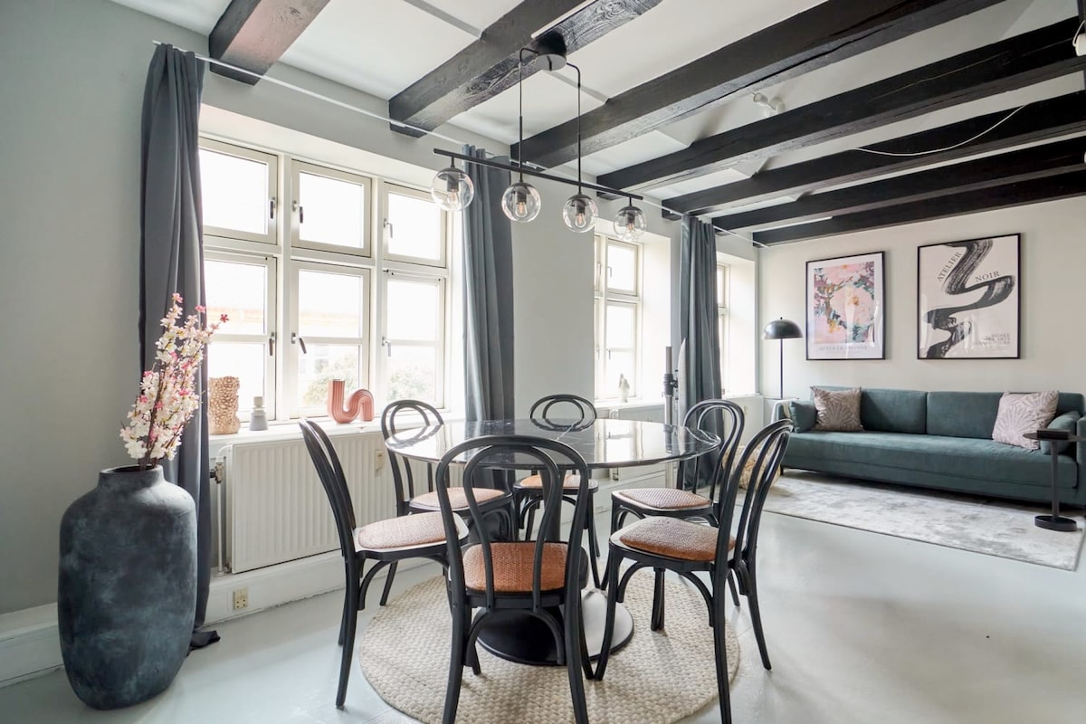 Unique 2-Bedroom Flat w/Loft and Exposed Beams