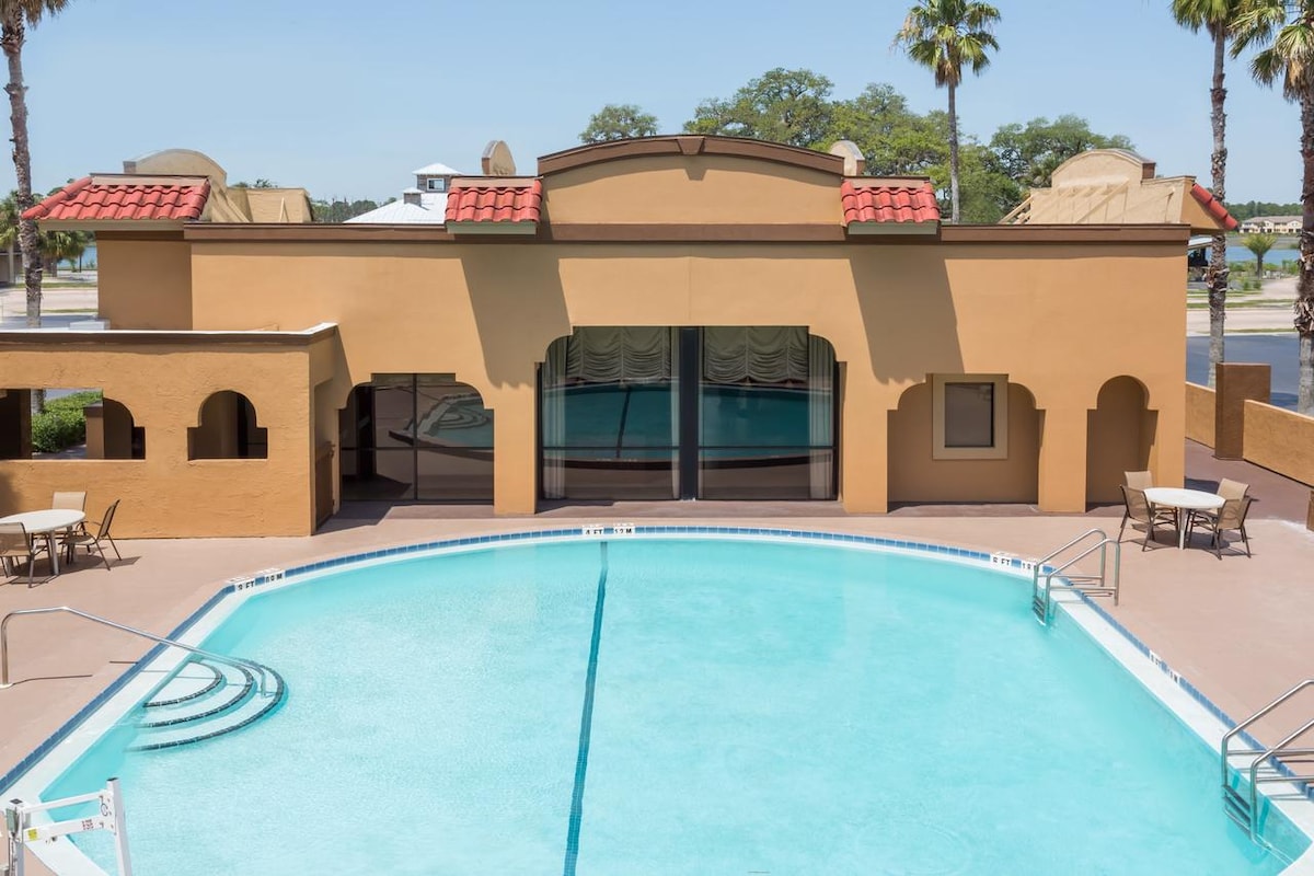 Beach Vacay! 2 Pet-Friendly Rooms, Pool, Parking