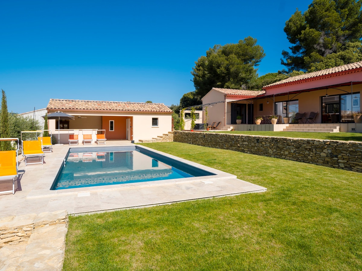 Villa with air conditioning and heated pool