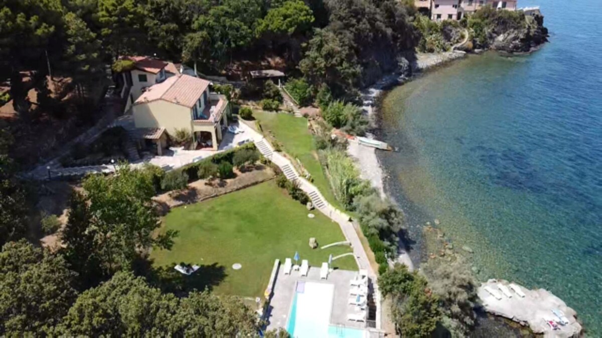 Le Sprizze A by the sea with pool and gardens