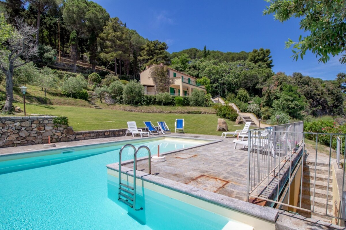 Le Sprizze B by the sea with pool and gardens