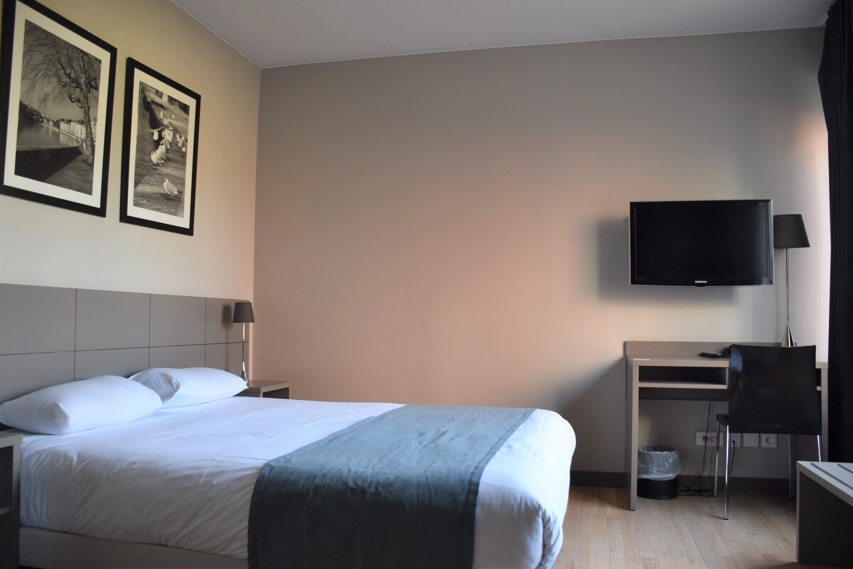 À 20 min du centre-ville | Chambre moderne + WiFi