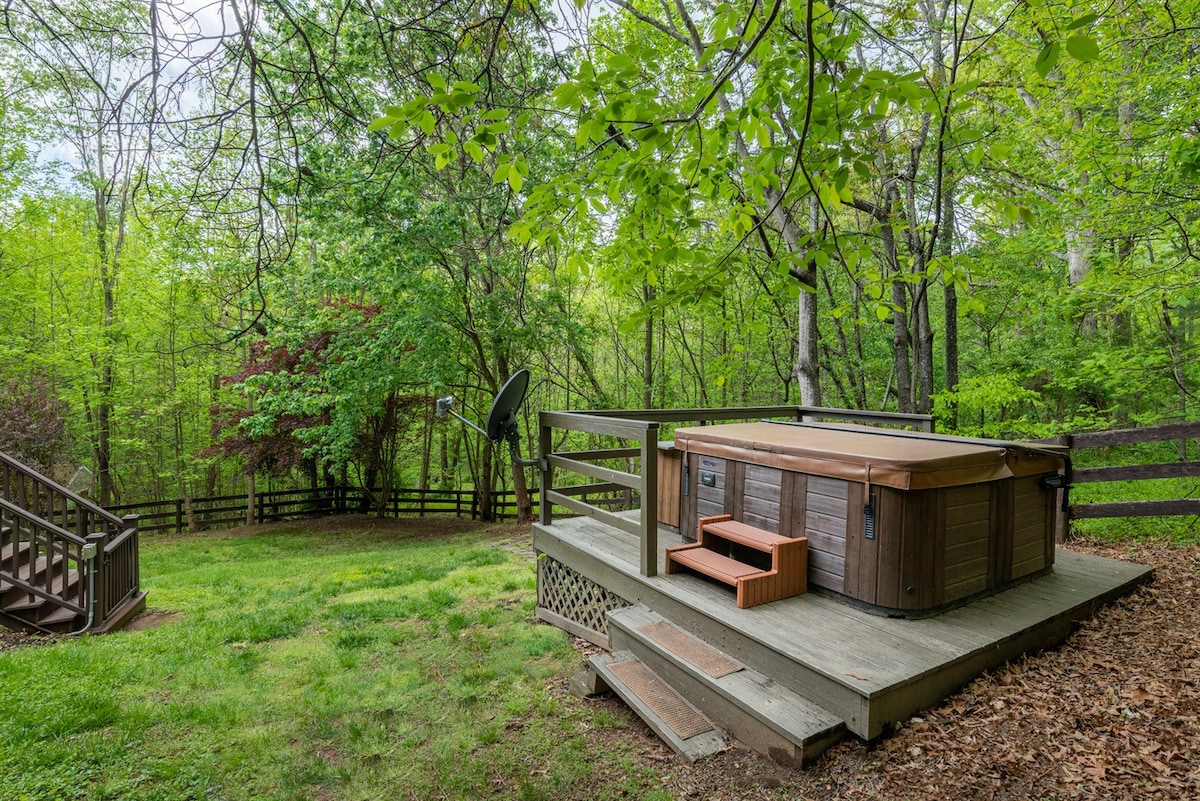 Shenandoah Cabin w Fireplace Hot Tub & Sauna