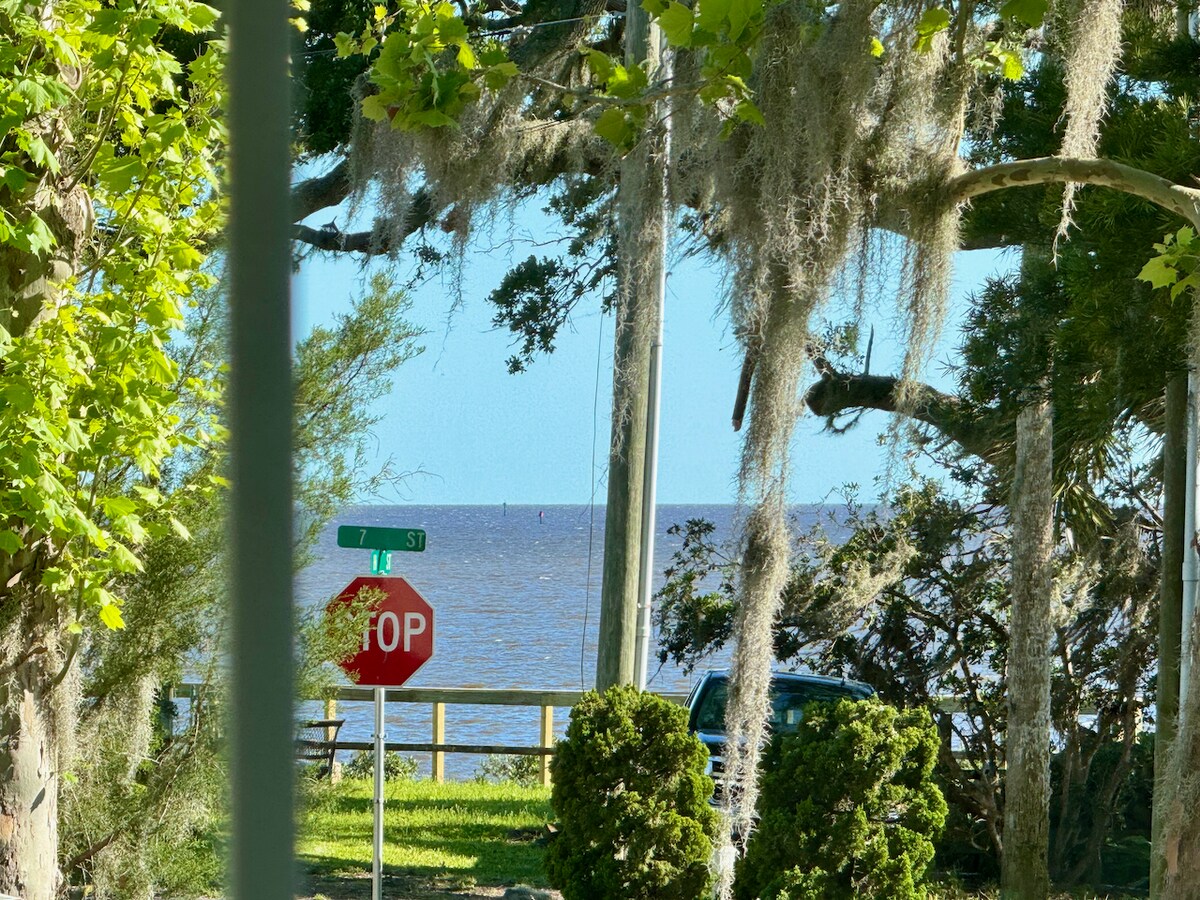 Osprey Nest- Historic Cedar Key. Pet Friendly!