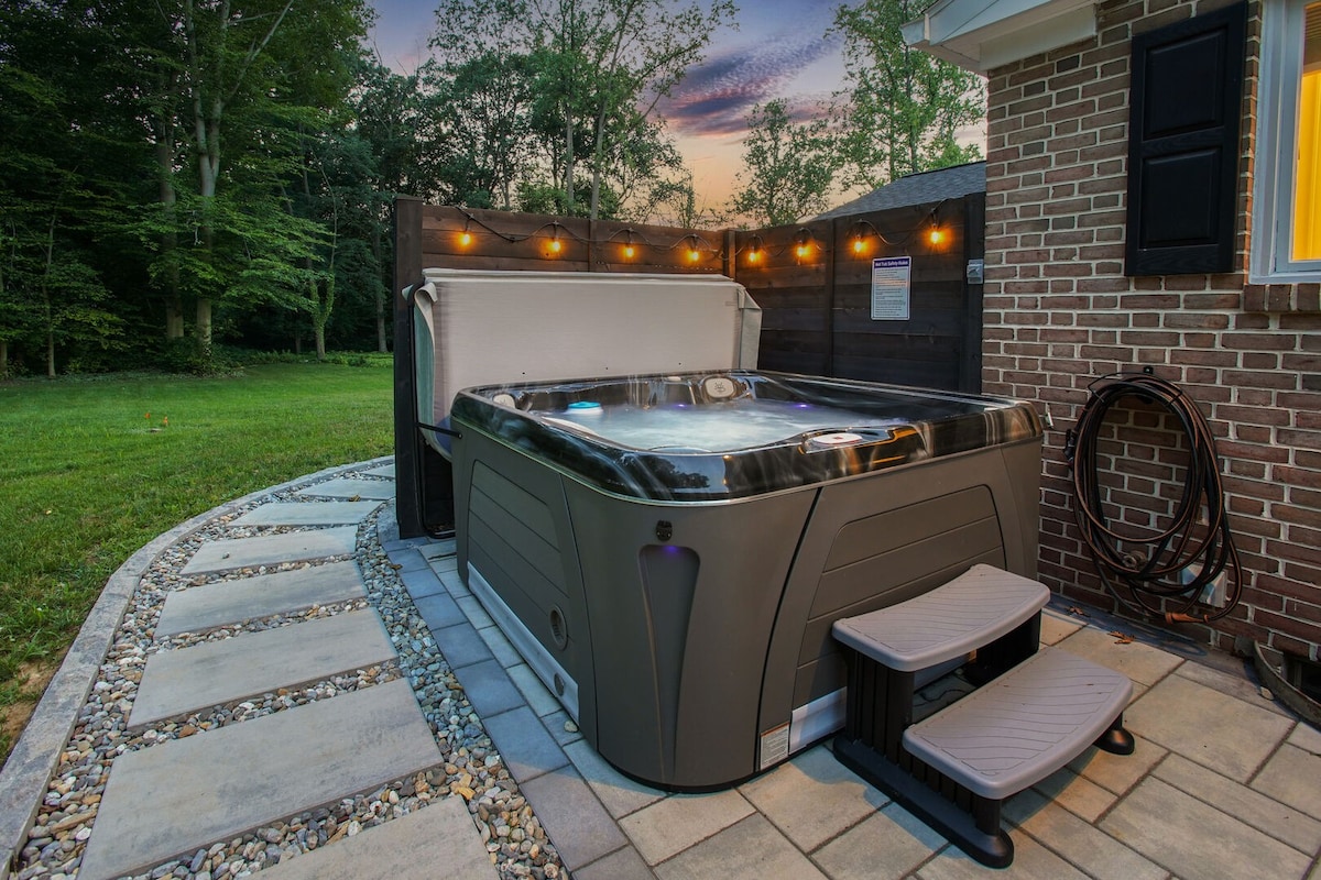 Zook Manor | HOT TUB, Game Room + Fire Pit!