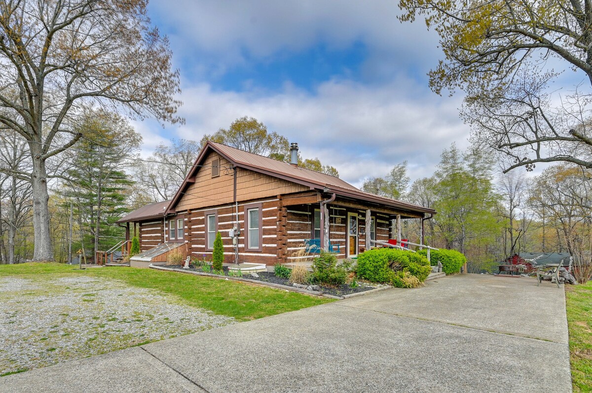 Country Escape: Log Cabin Near Kentucky Lake!