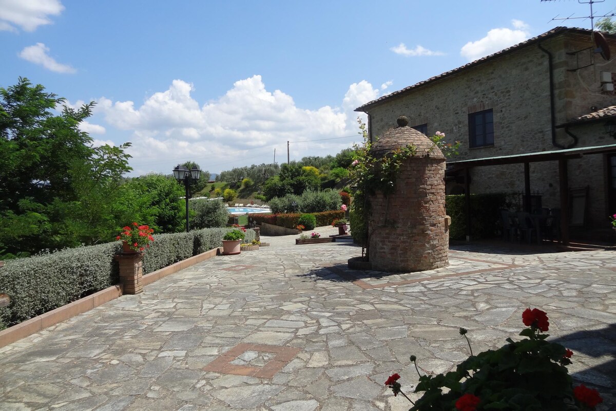 Apartment in Volterra with garden