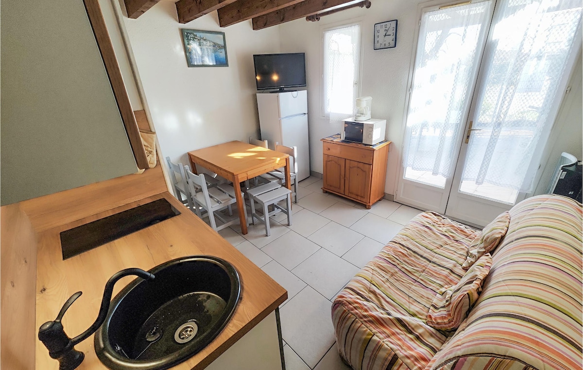 Awesome home in Marseillan with kitchen
