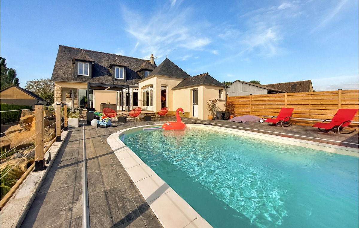 Awesome home with Outdoor swimming pool, WiFi