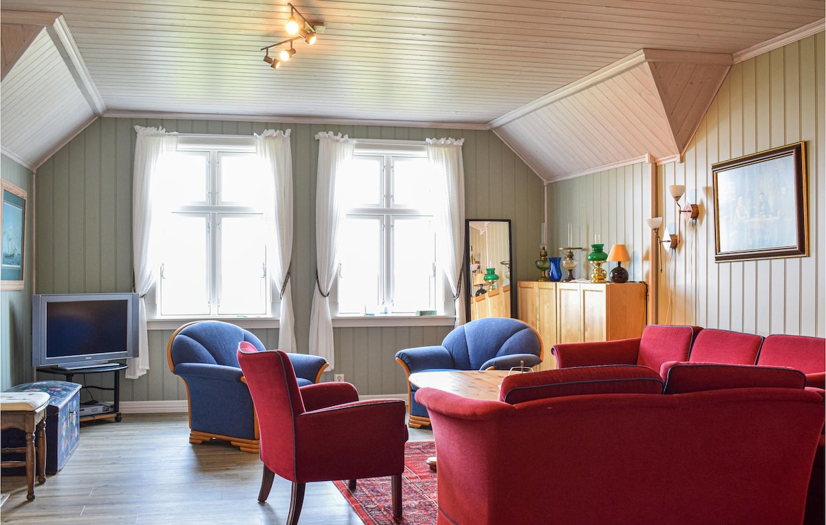 4 bedroom nice home in Bekkjarvik
