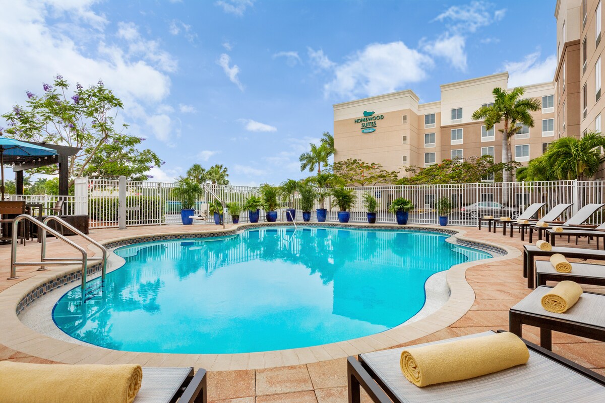 Fort Myers Getaway! 3 Units w/ Kitchens, Pool!