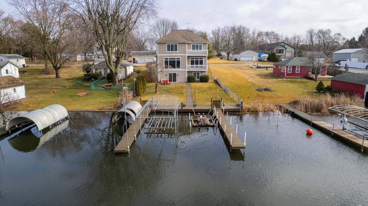 Lake Wawasee Family Friendly Cottage