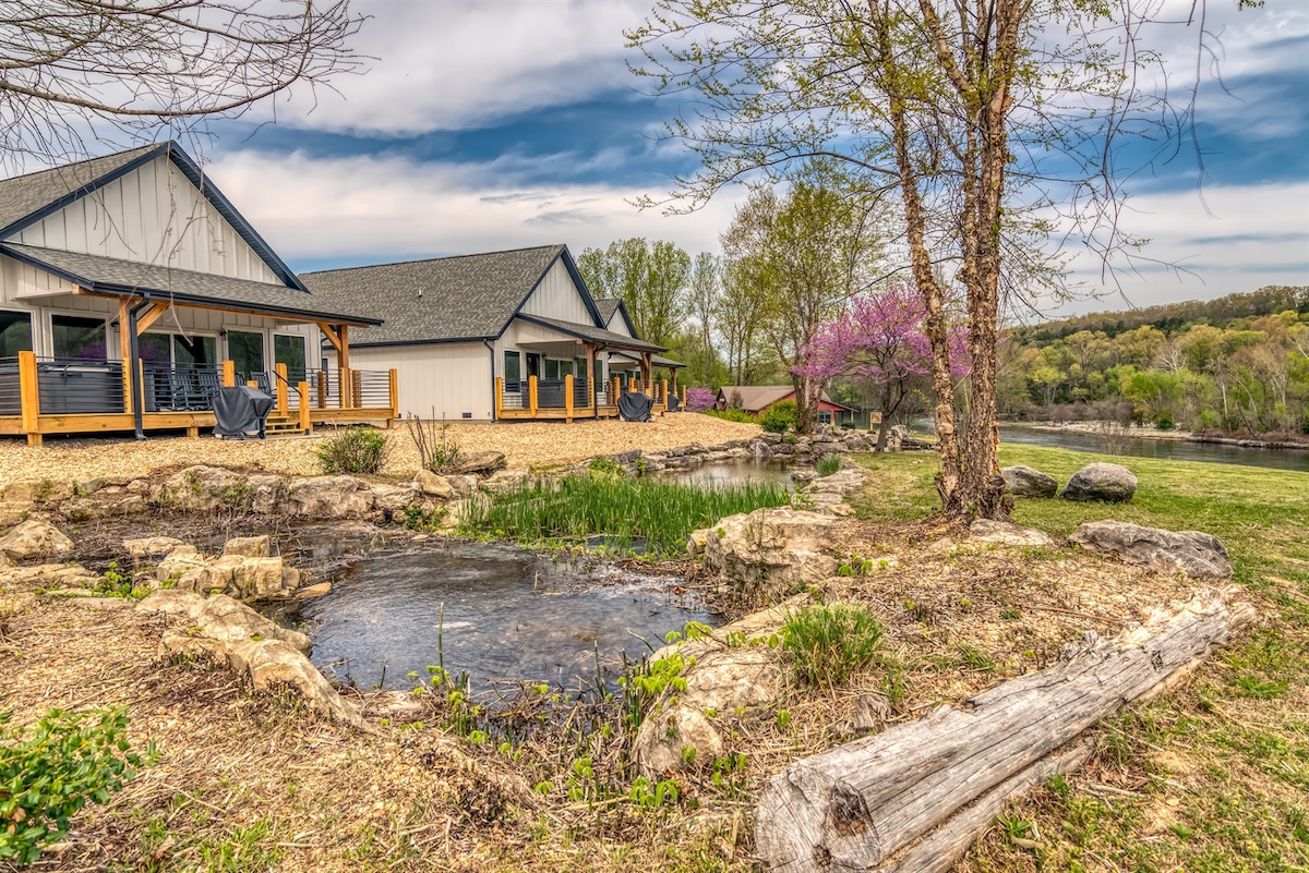 New Lakefront cabin with private hot tub