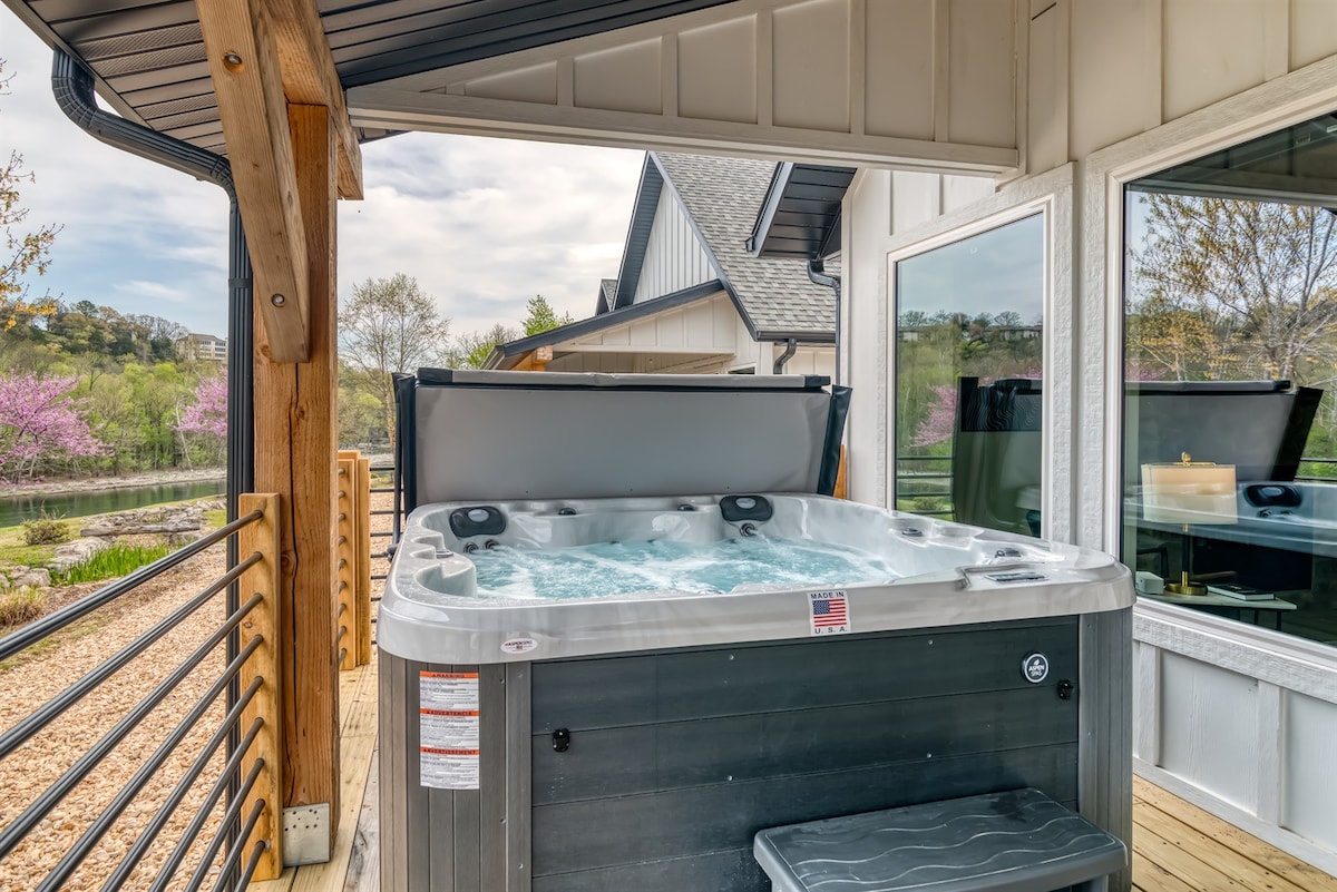 New Lakefront cabin with private hot tub