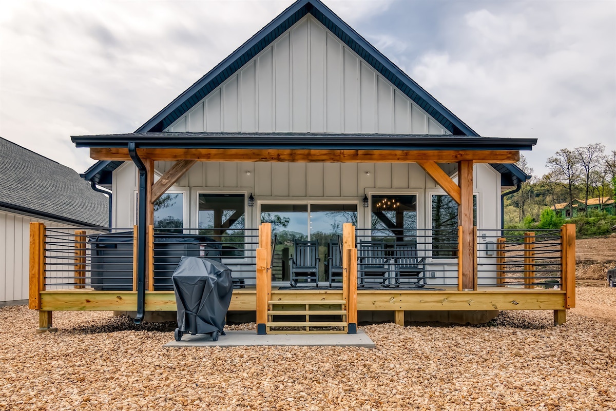 New Lakefront cabin with private hot tub