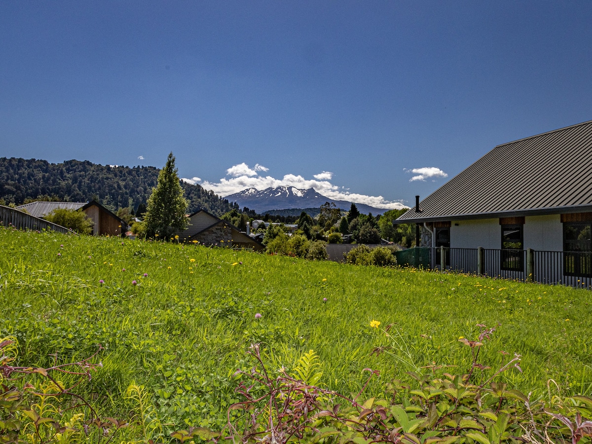 Grand Lodge - Ohakune Holiday Home