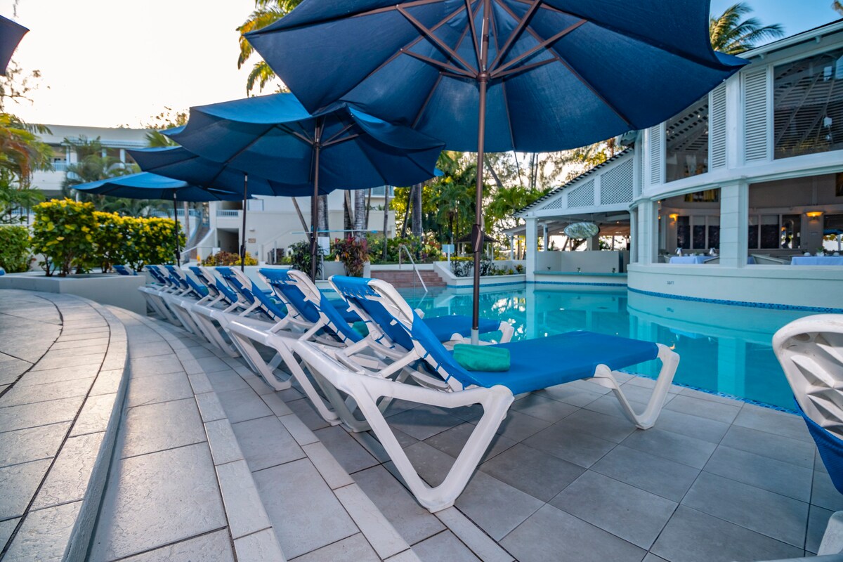 Relax and Recharge! Pool, Parking, Game Room!
